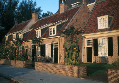 22316 Gezicht op de voorgevels van de huizen Gasthuisstraat 6-lager (Breyerskameren) te Utrecht.